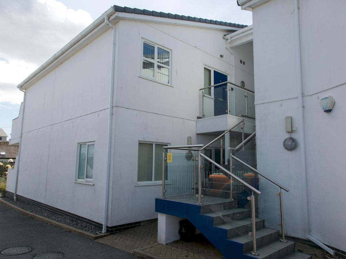 Pass The Keys 2 Bed Sea View Apartment With Balcony Parking Benllech Exterior photo