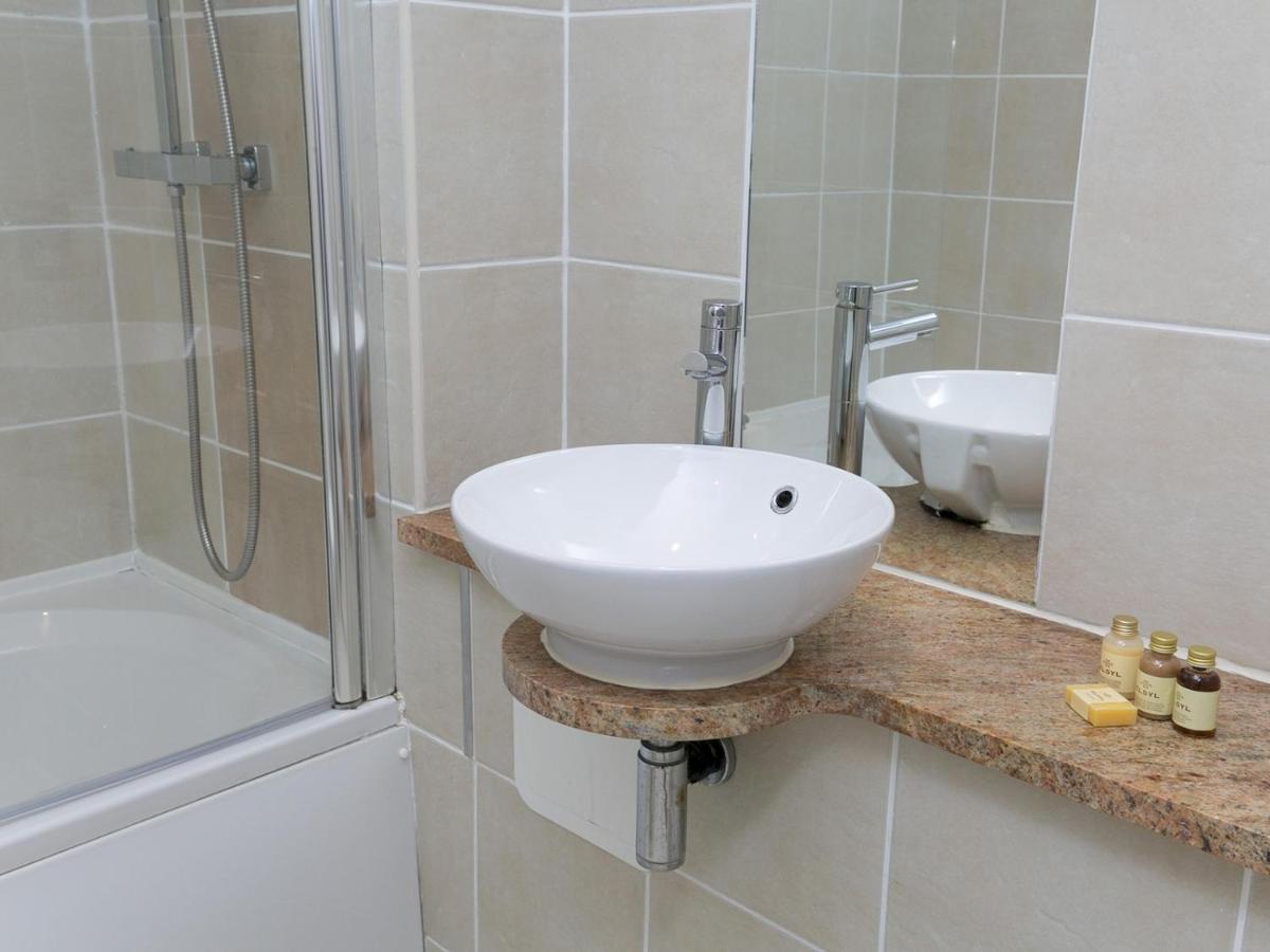 Pass The Keys 2 Bed Sea View Apartment With Balcony Parking Benllech Exterior photo