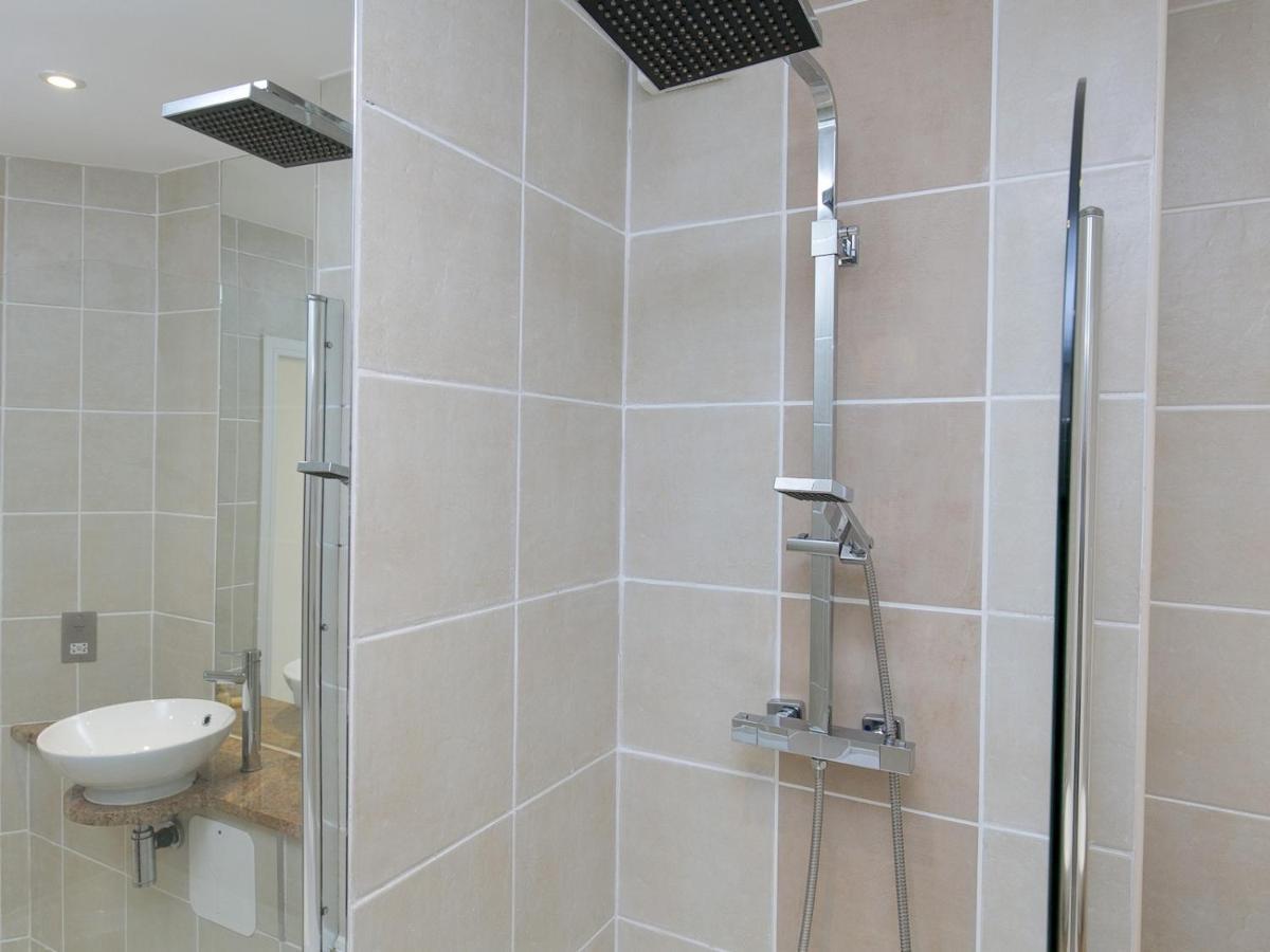 Pass The Keys 2 Bed Sea View Apartment With Balcony Parking Benllech Exterior photo
